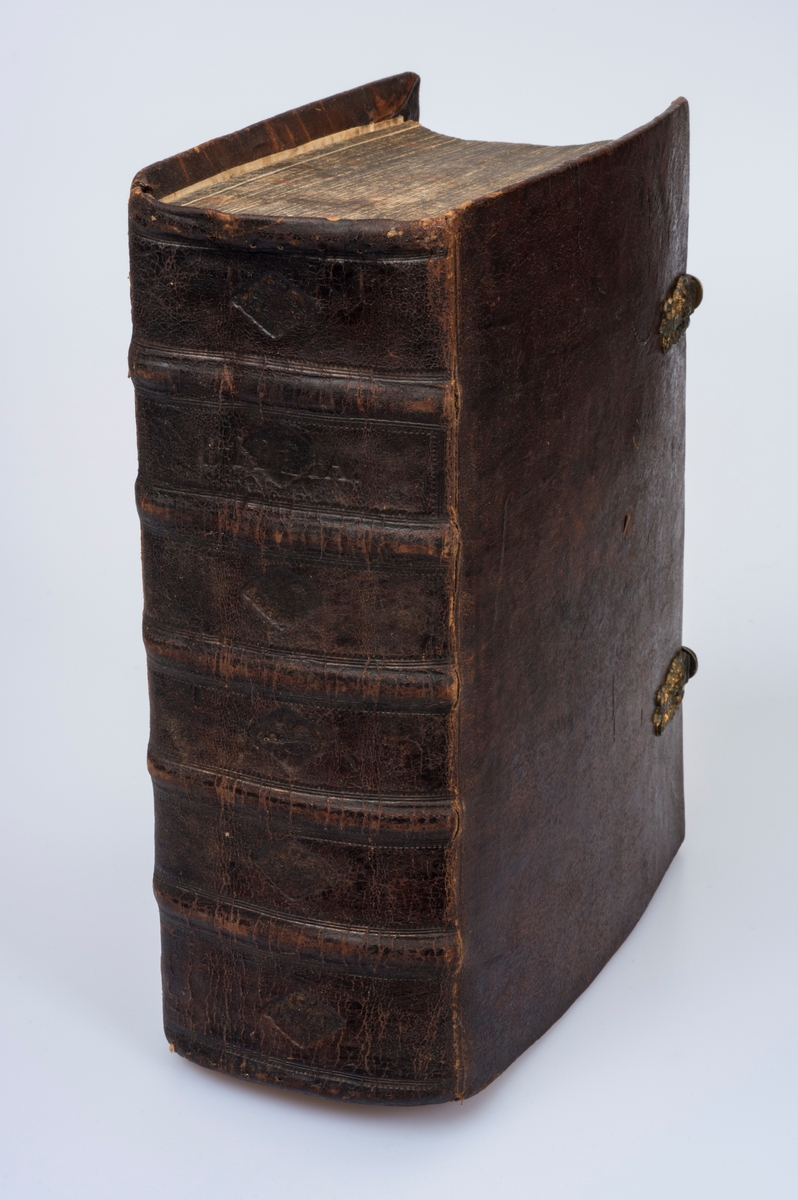 BIBLIA , Det er Den Gandske Hellige Skrift, Ved Kong Frederich Den Fierdes Christelige Omsorg. KIØBENHAVN , Trykket udi Missions-Collegii Bogtrykkeri. Anno 1722

Bibel, dansk, fra 1722 i kvartformat. Skinnbind, opprinnelig, samt sekundært skinnbind (varebind) overtrekt.  Omfattende dekor og "BIBLIA" på rygg.  Muligens dekorert snitt. To bokspenner med ornamentert hode i messing og remmer laget av lær og pergament.

Dette er en stor bibel i kvartformat. Det er en meget sjelden utgave. I forordet står det nevnt at man har tenkt på de gamle og svaksynte ved å trykke med stor skrift.