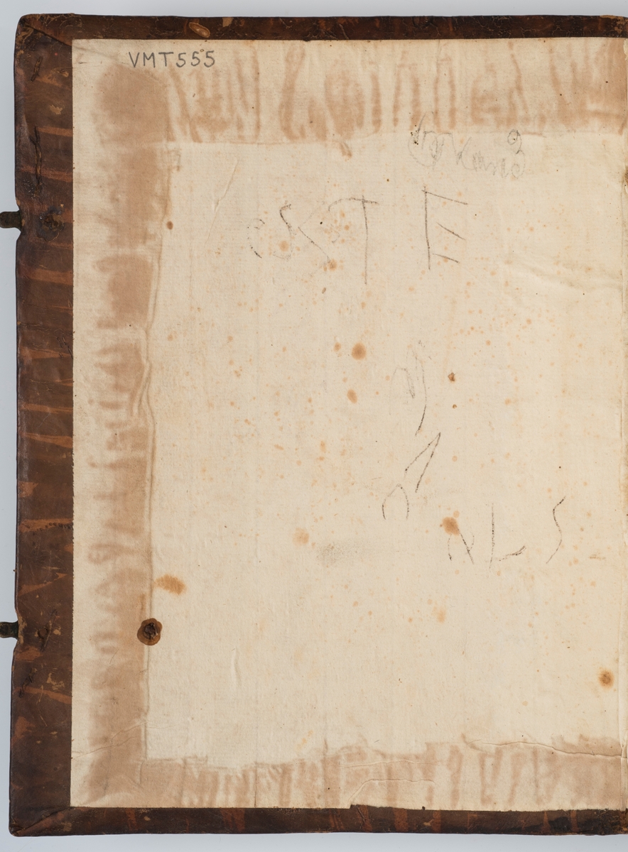 BIBLIA , Det er Den Gandske Hellige Skrift, Ved Kong Frederich Den Fierdes Christelige Omsorg. KIØBENHAVN , Trykket udi Missions-Collegii Bogtrykkeri. Anno 1722

Bibel, dansk, fra 1722 i kvartformat. Skinnbind, opprinnelig, samt sekundært skinnbind (varebind) overtrekt.  Omfattende dekor og "BIBLIA" på rygg.  Muligens dekorert snitt. To bokspenner med ornamentert hode i messing og remmer laget av lær og pergament.

Dette er en stor bibel i kvartformat. Det er en meget sjelden utgave. I forordet står det nevnt at man har tenkt på de gamle og svaksynte ved å trykke med stor skrift.