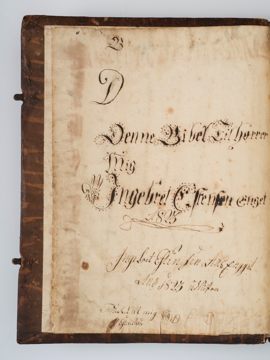 BIBLIA , Det er Den Gandske Hellige Skrift, Ved Kong Frederich Den Fierdes Christelige Omsorg. KIØBENHAVN , Trykket udi Missions-Collegii Bogtrykkeri. Anno 1722

Bibel, dansk, fra 1722 i kvartformat. Skinnbind, opprinnelig, samt sekundært skinnbind (varebind) overtrekt.  Omfattende dekor og "BIBLIA" på rygg.  Muligens dekorert snitt. To bokspenner med ornamentert hode i messing og remmer laget av lær og pergament.

Dette er en stor bibel i kvartformat. Det er en meget sjelden utgave. I forordet står det nevnt at man har tenkt på de gamle og svaksynte ved å trykke med stor skrift.