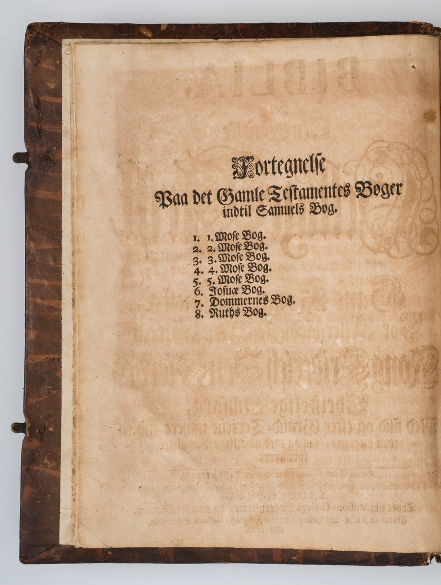 BIBLIA , Det er Den Gandske Hellige Skrift, Ved Kong Frederich Den Fierdes Christelige Omsorg. KIØBENHAVN , Trykket udi Missions-Collegii Bogtrykkeri. Anno 1722

Bibel, dansk, fra 1722 i kvartformat. Skinnbind, opprinnelig, samt sekundært skinnbind (varebind) overtrekt.  Omfattende dekor og "BIBLIA" på rygg.  Muligens dekorert snitt. To bokspenner med ornamentert hode i messing og remmer laget av lær og pergament.

Dette er en stor bibel i kvartformat. Det er en meget sjelden utgave. I forordet står det nevnt at man har tenkt på de gamle og svaksynte ved å trykke med stor skrift.