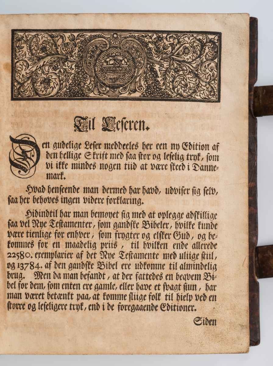BIBLIA , Det er Den Gandske Hellige Skrift, Ved Kong Frederich Den Fierdes Christelige Omsorg. KIØBENHAVN , Trykket udi Missions-Collegii Bogtrykkeri. Anno 1722

Bibel, dansk, fra 1722 i kvartformat. Skinnbind, opprinnelig, samt sekundært skinnbind (varebind) overtrekt.  Omfattende dekor og "BIBLIA" på rygg.  Muligens dekorert snitt. To bokspenner med ornamentert hode i messing og remmer laget av lær og pergament.

Dette er en stor bibel i kvartformat. Det er en meget sjelden utgave. I forordet står det nevnt at man har tenkt på de gamle og svaksynte ved å trykke med stor skrift.