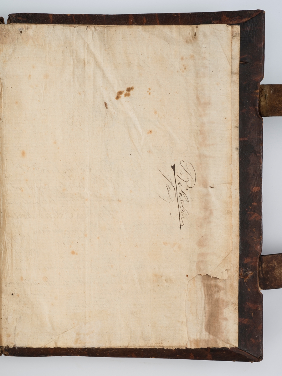 BIBLIA , Det er Den Gandske Hellige Skrift, Ved Kong Frederich Den Fierdes Christelige Omsorg. KIØBENHAVN , Trykket udi Missions-Collegii Bogtrykkeri. Anno 1722

Bibel, dansk, fra 1722 i kvartformat. Skinnbind, opprinnelig, samt sekundært skinnbind (varebind) overtrekt.  Omfattende dekor og "BIBLIA" på rygg.  Muligens dekorert snitt. To bokspenner med ornamentert hode i messing og remmer laget av lær og pergament.

Dette er en stor bibel i kvartformat. Det er en meget sjelden utgave. I forordet står det nevnt at man har tenkt på de gamle og svaksynte ved å trykke med stor skrift.