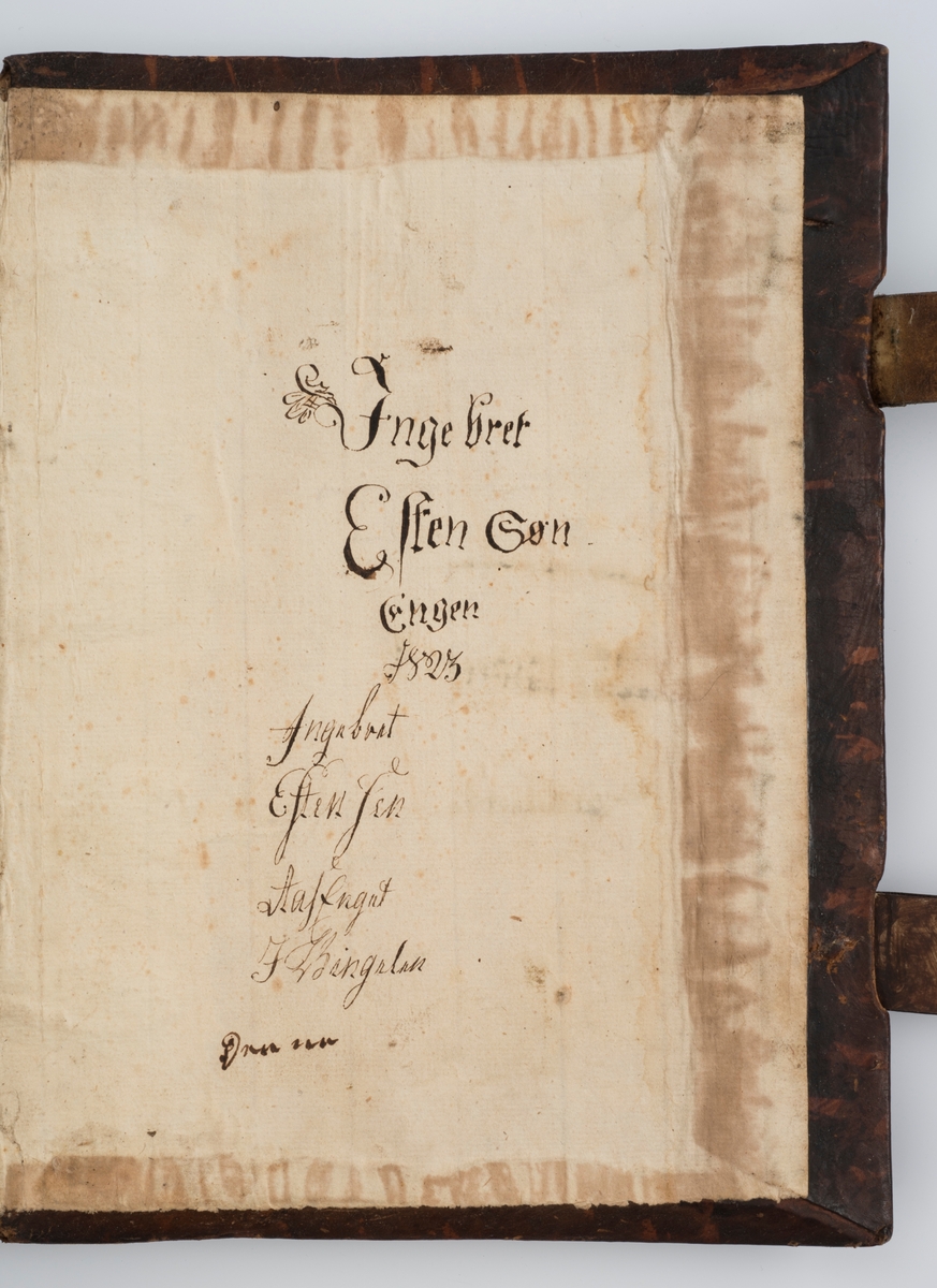 BIBLIA , Det er Den Gandske Hellige Skrift, Ved Kong Frederich Den Fierdes Christelige Omsorg. KIØBENHAVN , Trykket udi Missions-Collegii Bogtrykkeri. Anno 1722

Bibel, dansk, fra 1722 i kvartformat. Skinnbind, opprinnelig, samt sekundært skinnbind (varebind) overtrekt.  Omfattende dekor og "BIBLIA" på rygg.  Muligens dekorert snitt. To bokspenner med ornamentert hode i messing og remmer laget av lær og pergament.

Dette er en stor bibel i kvartformat. Det er en meget sjelden utgave. I forordet står det nevnt at man har tenkt på de gamle og svaksynte ved å trykke med stor skrift.