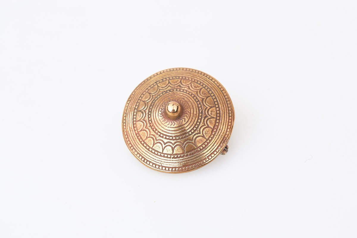 Sølje i bronse, formet etter totennåla. Brukt med totendrakt.