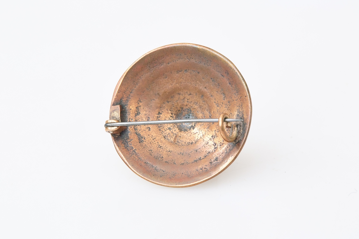 Sølje i bronse, formet etter totennåla. Brukt med totendrakt.