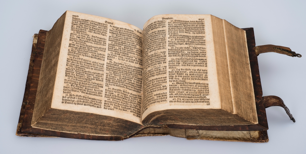 BIBLIA , Det er Den Gandske Hellige Skrift, Ved Kong Frederich Den Fierdes Christelige Omsorg. KIØBENHAVN , Trykket udi Missions-Collegii Bogtrykkeri. Anno 1722

Bibel, dansk, fra 1722 i kvartformat. Skinnbind, opprinnelig, samt sekundært skinnbind (varebind) overtrekt.  Omfattende dekor og "BIBLIA" på rygg.  Muligens dekorert snitt. To bokspenner med ornamentert hode i messing og remmer laget av lær og pergament.

Dette er en stor bibel i kvartformat. Det er en meget sjelden utgave. I forordet står det nevnt at man har tenkt på de gamle og svaksynte ved å trykke med stor skrift.