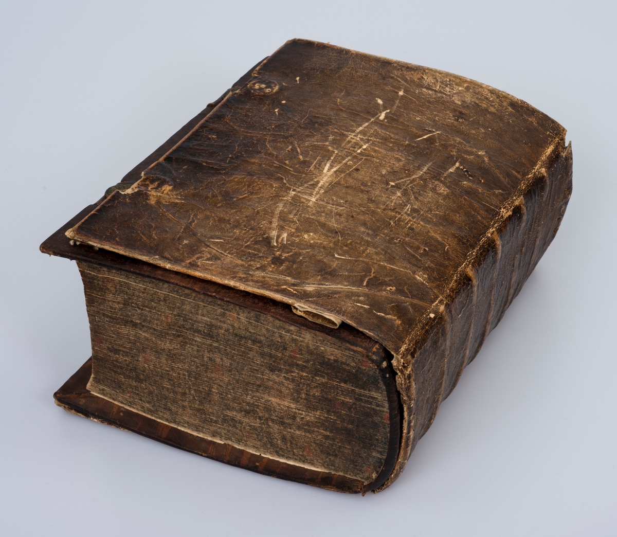 BIBLIA , Det er Den Gandske Hellige Skrift, Ved Kong Frederich Den Fierdes Christelige Omsorg. KIØBENHAVN , Trykket udi Missions-Collegii Bogtrykkeri. Anno 1722

Bibel, dansk, fra 1722 i kvartformat. Skinnbind, opprinnelig, samt sekundært skinnbind (varebind) overtrekt.  Omfattende dekor og "BIBLIA" på rygg.  Muligens dekorert snitt. To bokspenner med ornamentert hode i messing og remmer laget av lær og pergament.

Dette er en stor bibel i kvartformat. Det er en meget sjelden utgave. I forordet står det nevnt at man har tenkt på de gamle og svaksynte ved å trykke med stor skrift.