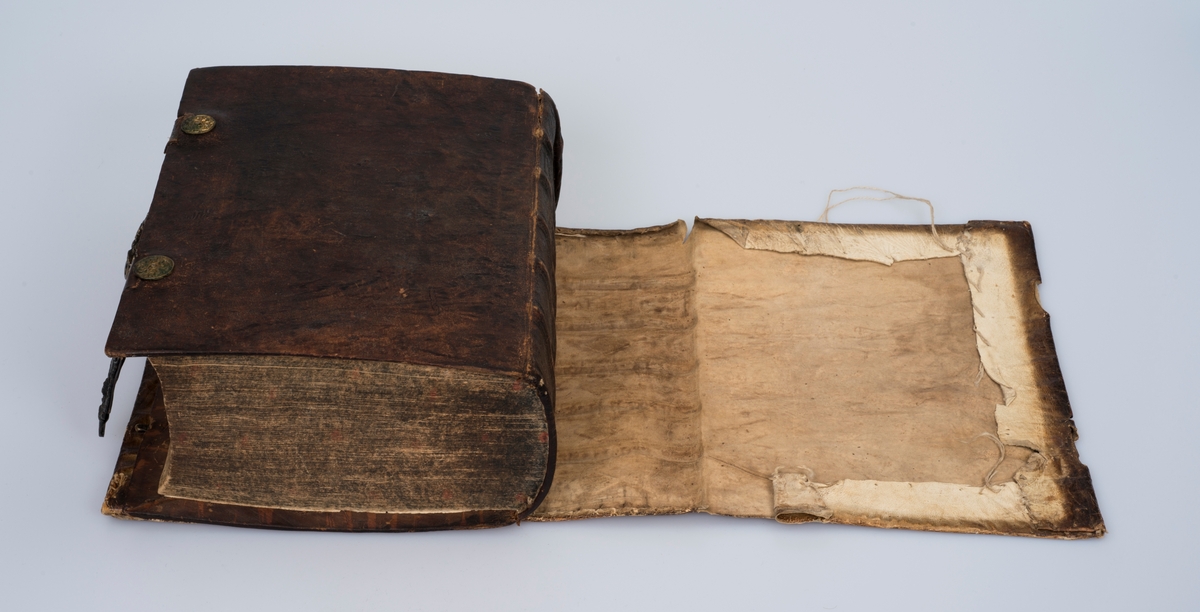 BIBLIA , Det er Den Gandske Hellige Skrift, Ved Kong Frederich Den Fierdes Christelige Omsorg. KIØBENHAVN , Trykket udi Missions-Collegii Bogtrykkeri. Anno 1722

Bibel, dansk, fra 1722 i kvartformat. Skinnbind, opprinnelig, samt sekundært skinnbind (varebind) overtrekt.  Omfattende dekor og "BIBLIA" på rygg.  Muligens dekorert snitt. To bokspenner med ornamentert hode i messing og remmer laget av lær og pergament.

Dette er en stor bibel i kvartformat. Det er en meget sjelden utgave. I forordet står det nevnt at man har tenkt på de gamle og svaksynte ved å trykke med stor skrift.