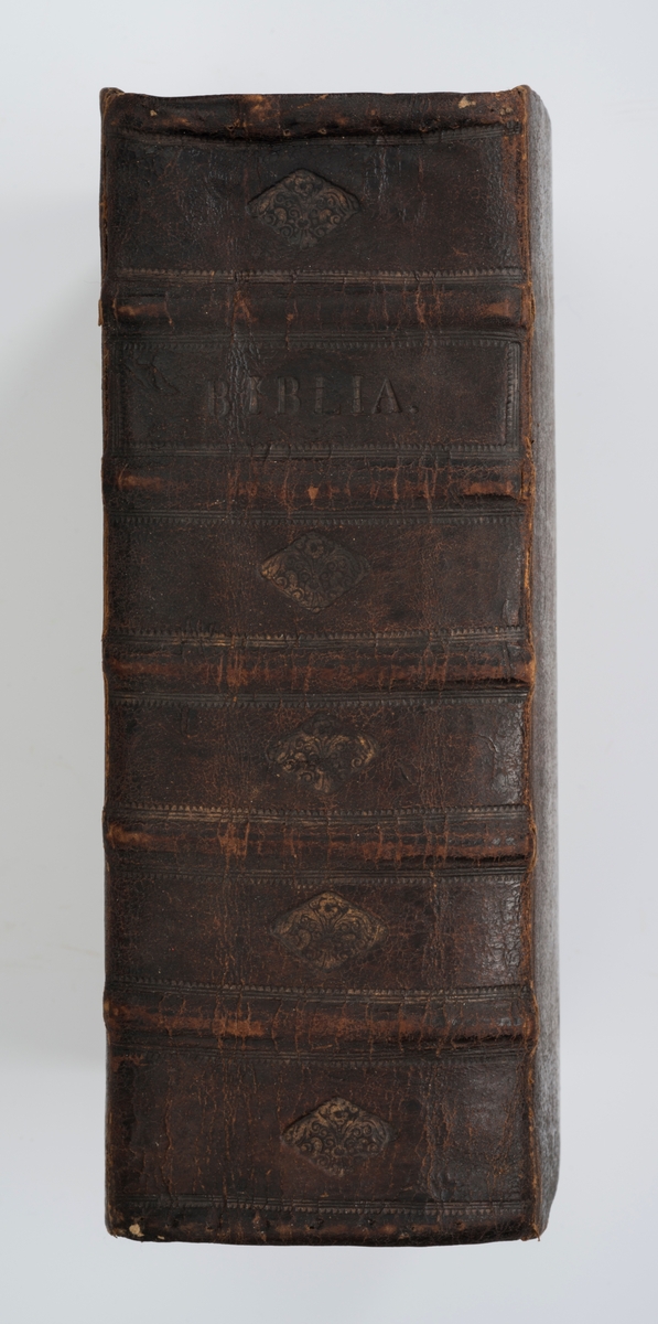 BIBLIA , Det er Den Gandske Hellige Skrift, Ved Kong Frederich Den Fierdes Christelige Omsorg. KIØBENHAVN , Trykket udi Missions-Collegii Bogtrykkeri. Anno 1722

Bibel, dansk, fra 1722 i kvartformat. Skinnbind, opprinnelig, samt sekundært skinnbind (varebind) overtrekt.  Omfattende dekor og "BIBLIA" på rygg.  Muligens dekorert snitt. To bokspenner med ornamentert hode i messing og remmer laget av lær og pergament.

Dette er en stor bibel i kvartformat. Det er en meget sjelden utgave. I forordet står det nevnt at man har tenkt på de gamle og svaksynte ved å trykke med stor skrift.