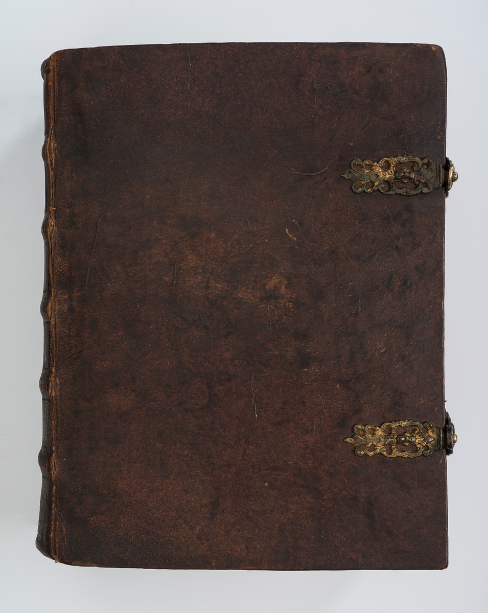 BIBLIA , Det er Den Gandske Hellige Skrift, Ved Kong Frederich Den Fierdes Christelige Omsorg. KIØBENHAVN , Trykket udi Missions-Collegii Bogtrykkeri. Anno 1722

Bibel, dansk, fra 1722 i kvartformat. Skinnbind, opprinnelig, samt sekundært skinnbind (varebind) overtrekt.  Omfattende dekor og "BIBLIA" på rygg.  Muligens dekorert snitt. To bokspenner med ornamentert hode i messing og remmer laget av lær og pergament.

Dette er en stor bibel i kvartformat. Det er en meget sjelden utgave. I forordet står det nevnt at man har tenkt på de gamle og svaksynte ved å trykke med stor skrift.