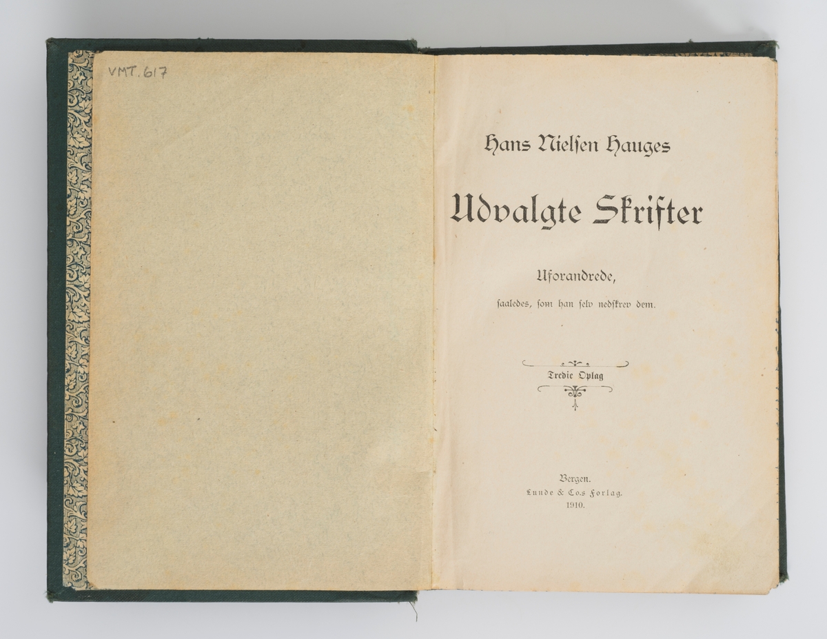 Hans Nielsen Hauges Udvalgte Skrifter. Uforandrede, saaledes, som han selv nedskrev dem. Tredie Oplag. Bergen, 1910.

Sidekantene er marmorerte.