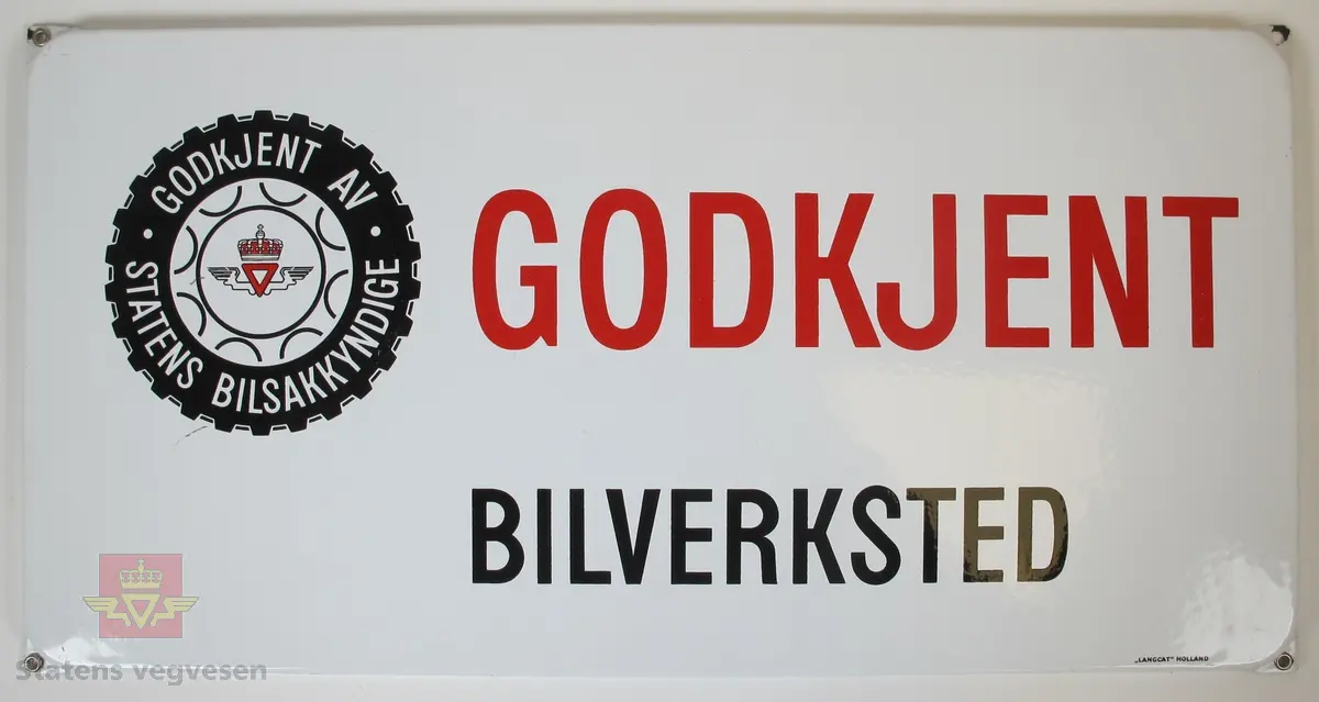 Hovedsakelig hvitt, rødt og svart emaljeskilt laget av metall. Det er et skruehull i hvert hjørne og anntydning til flaking av lakk/rust på to av hullene. Skiltet er i god stand ellers.
