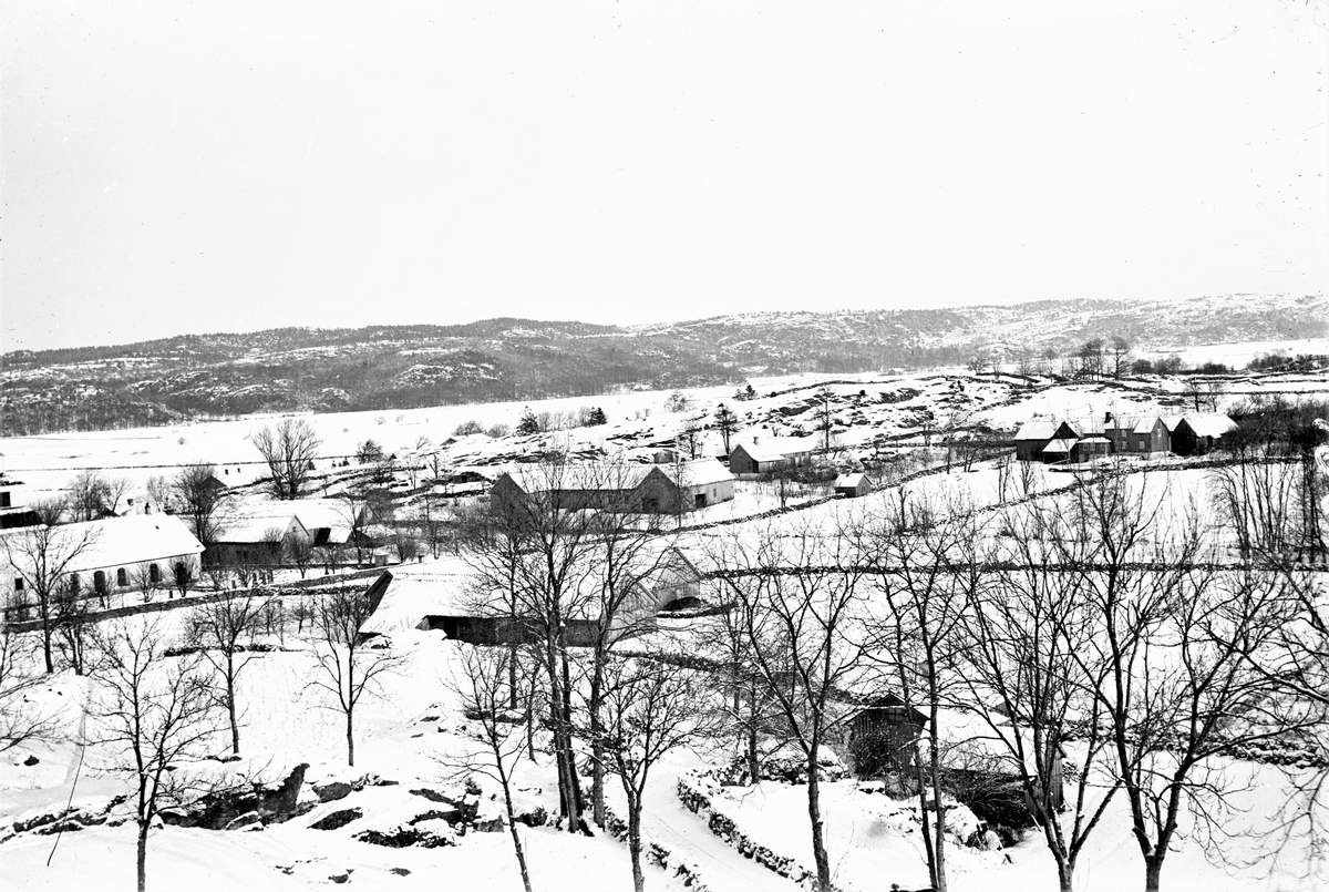 Vintervy över kyrkbyn närmast kyrkan i Sällstorp med gårdarna Hornagård, Bernts och Hansegård, räknat från kyrkan som ligger längst till vänster, delvis ur bild.

Hornagård, alldeles intill kyrkan, har fortfarande kvar sitt timrade manhus från 1800-talets mitt och den stenlagda, kringbyggda gården. Östra längan i skiftesverk lär vara äldst. Uthusen som på bilden syns tillbyggda bakåt från tvärlängan är idag inte bevarade.