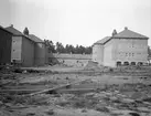 Under åren runt 1920 genomfördes ett av de större byggnadsprojekt som dittills realiserats i Linköping. Stadens bägge infanteriregementen behövde flyttas från det otillräckliga övningsområdet Malmen till ny och mer lämplig förläggning. Resultatet kom att bli det dubbla kasernområde som i förstone kom att tjäna I 4 (Första livgrenadjärregementet) och I 5 (Andra livgrenadjärregementet). Bilden från 1921 visar del av I 5 kort före färdigställande.