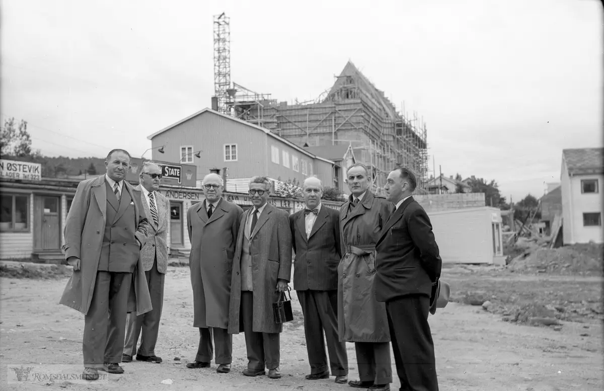 "Ragnar, Selma og Dagny på vitjing 1954".."På kringstadlina? våren 1954 - I Årødalen"."Franske deputerte på vitjing".Molde domkirke er under bygging..I brakka framom kyrkja var Gjestestova kafe. Var kanskje flytta til Romsdalsgata då dette bildet var tatt.