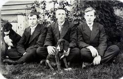 Ukjente gamle bilder.Vi trenger opplysninger.