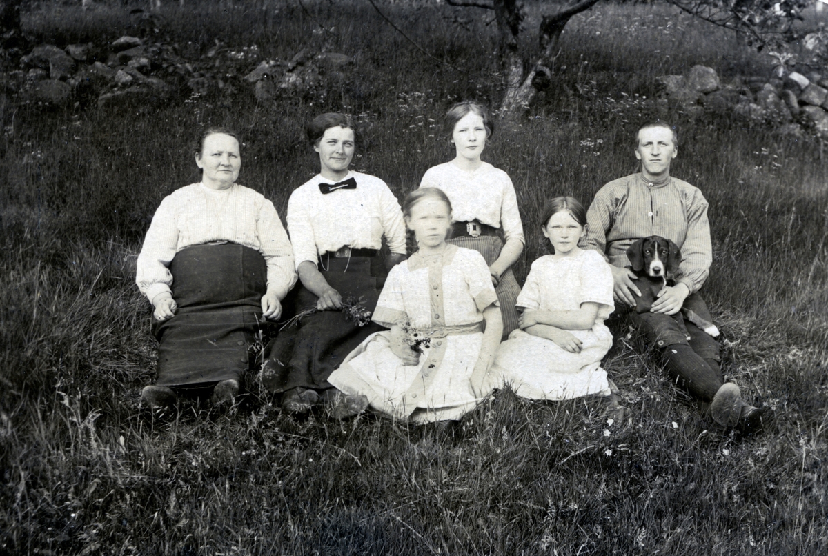 Gruppebilde.I hagen på Skirbekk.Postkort.
Gurine Hansdatter Karlstad (1853-1930) og John Olsen Søbergs (1849-1927) døtre (f.v) Olga (Søberg 1879-1936) og Josefine. Med barn? Nr. tre fra venstre finnes også som nr. to fra venstre i første rad på GMF.28268. Der sammen med Gurine og John (og andre barnebarn?). Referanse: Elverum Bygdebok Bjølset, Hagen ( s. 186-187). Mannen til høyre ligner ingen av brødrene deres. Kan han være ektemann?