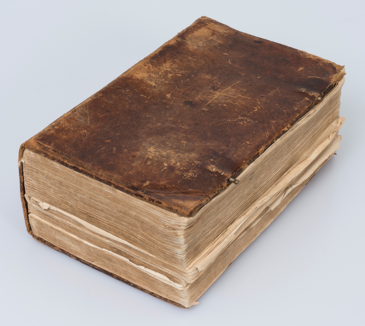 Bibelen. Christiania. 1834.

Helbind, skinn. Merker etter to spenner som mangler. Påklistrert papir med "Biblia" på ryggen. Bindet er slitt, noe revnet og bokmaterien har delvis løsnet fra innbindinga.