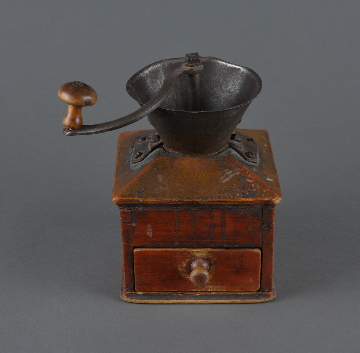 Kern for å male kaffe. Har en skuff foran for å hente ut ferdig malt kaffe.