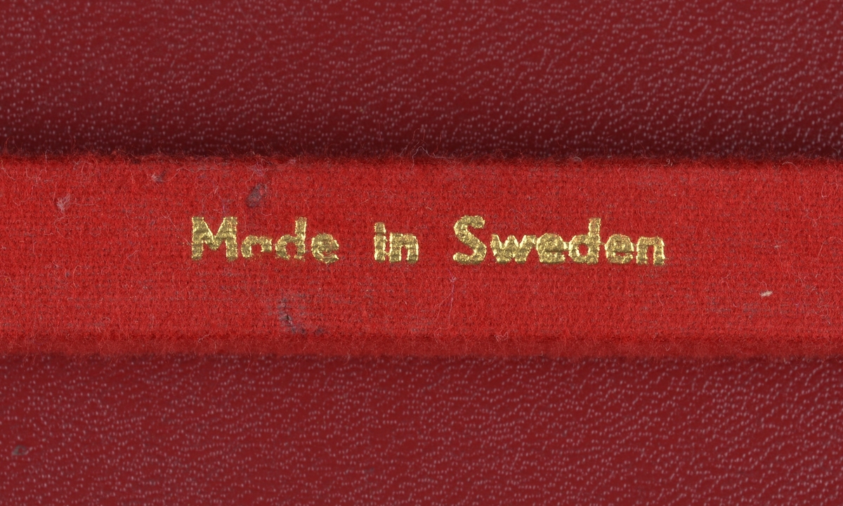 Mekanisk skrivemaskin. Plassert i koffert, men sansynligvis ikke beregnet på reisevirksomhet.