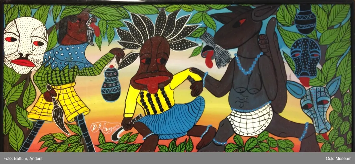 Tre fabelfigurer i en rituell handling, med dyrehoder rundt. Figuren lengst til venstre har gule shorts, en grønn genser og et blått tørkle i halsen. Den har en stor grå bart og rekker tunge mot de andre. Den er vendt mot sin venstre side. I sin venstre hånd holder den en krukke, og i høyre hånd en slags "pensel". Figuren i midten har et kort, blått og vidt skjørt med en gul genser til. Hodet er stort (maske?), og munnen veldig bred med en stor rød tunge som stikker ut. På hodet har den en krans av sorte fjær. I sin høyre hånd holder den en sigd, og den andre hånden blir holdt av figuren til høyre i bildet. Figuren helt til høyre i bildet er nesten naken. Den har to store tunge bryst og et lite hvitt lendeklede rund magen. Den er pyntet med blå smykker rundt føtter, midje, handledd og hals. Hodet ser ut som et klovdyrs, - langt og smalt, med spisse ører. Den har også en stor grå bart, og tungen som dingler ut er veldig rød. Det kan se ut som om figuren har hale. Helt til høyre i bildet sees to dyrehoder, - det nederste er lys blått med rød prikker og spisse ører. Hodet over dette er rundt, sort med lyseblå prikker, ingen ører, men en stor rød tunge. Helt til venstre i bildet ser man et stort hvitt hode, med mange små sorte prikker. Øynene er røde, og den har en stor rød munn. Rundt hele bildet er det grønne blader.