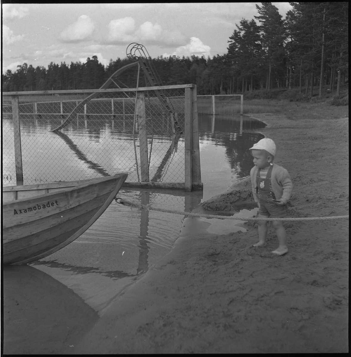 Liten pojke på Axamobadet i Jönköping.