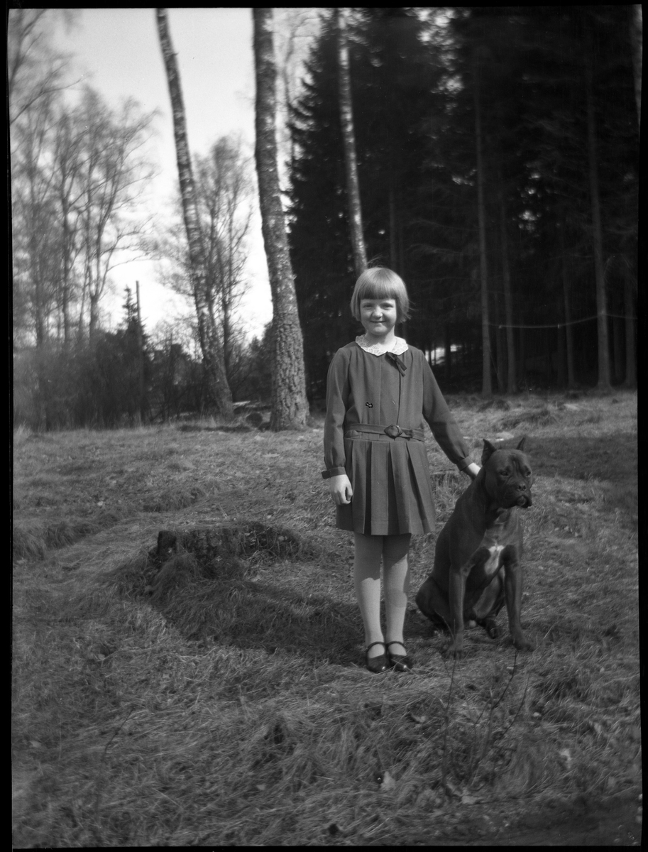 Okänd flicka med hund, Lilleskog.