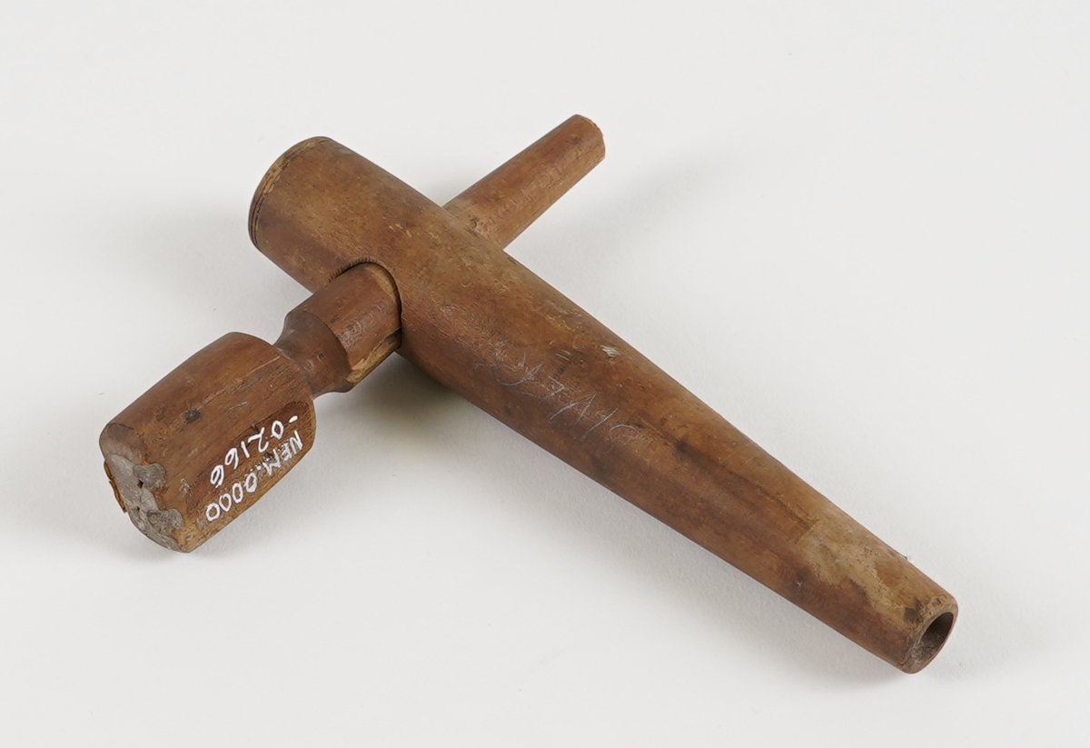 To delar av ei tappekran, til å tappe ut av tønner. Den største delen er eit røyr i tre, som er tjukkast i eine enden og smalare i den andre. I den tjukkaste enden er det eit rundt hol tvers gjennom. Røyret er holt i frå dette holet og fram i den tynnaste enden. Den andre delen er også eit trerøyr, men har ein klosse i den tjukkaste enden. Røyret er holt i den tynnaste enden, og har eit hol i den eine sida. 
Det største røyret vert sett inn i tønna, medan det minste røyret vert sett gjennom holet i det største.