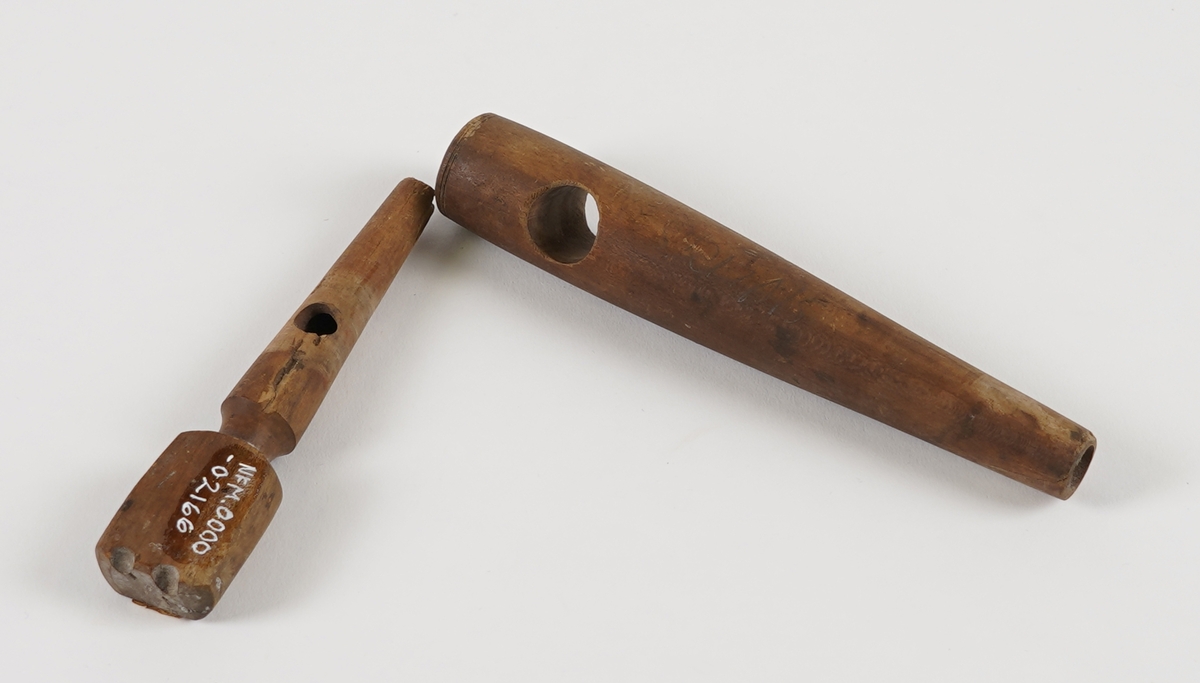 To delar av ei tappekran, til å tappe ut av tønner. Den største delen er eit røyr i tre, som er tjukkast i eine enden og smalare i den andre. I den tjukkaste enden er det eit rundt hol tvers gjennom. Røyret er holt i frå dette holet og fram i den tynnaste enden. Den andre delen er også eit trerøyr, men har ein klosse i den tjukkaste enden. Røyret er holt i den tynnaste enden, og har eit hol i den eine sida. 
Det største røyret vert sett inn i tønna, medan det minste røyret vert sett gjennom holet i det største.