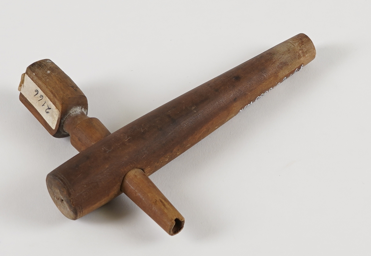 To delar av ei tappekran, til å tappe ut av tønner. Den største delen er eit røyr i tre, som er tjukkast i eine enden og smalare i den andre. I den tjukkaste enden er det eit rundt hol tvers gjennom. Røyret er holt i frå dette holet og fram i den tynnaste enden. Den andre delen er også eit trerøyr, men har ein klosse i den tjukkaste enden. Røyret er holt i den tynnaste enden, og har eit hol i den eine sida. 
Det største røyret vert sett inn i tønna, medan det minste røyret vert sett gjennom holet i det største.