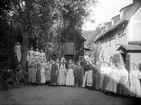 Personalen vid Råby chokladfabrik, där som synes ett betydande antal kvinnor och flickor från orten erbjöds arbete. Fabriken grundades 1892 av den i Motala verksamma grosshandlaren John Anderson, varför rörelsens egentliga namn var Motala chokladfabrik. På platsen bedrevs tillverkningen i äldre industrilokaler som arrenderades av friherrinnan Helene von Mecklenburg. Redan året efter grundläggningen kom Olof German Svensson att knytas till bolaget och i egenskap av disponent bidrog han med nya ägare i Cloetta starkt till att utveckla tillverkningen som vartefter erhöll ett allt större anseende. Företagets tid vid Råby blev emellertid kort, knappa tio år. Vid tiden för bilden upplevdes fabrikslokalerna alltmer orationella och redan 1902 kom ny fabrik att stå klar vid Malfors.