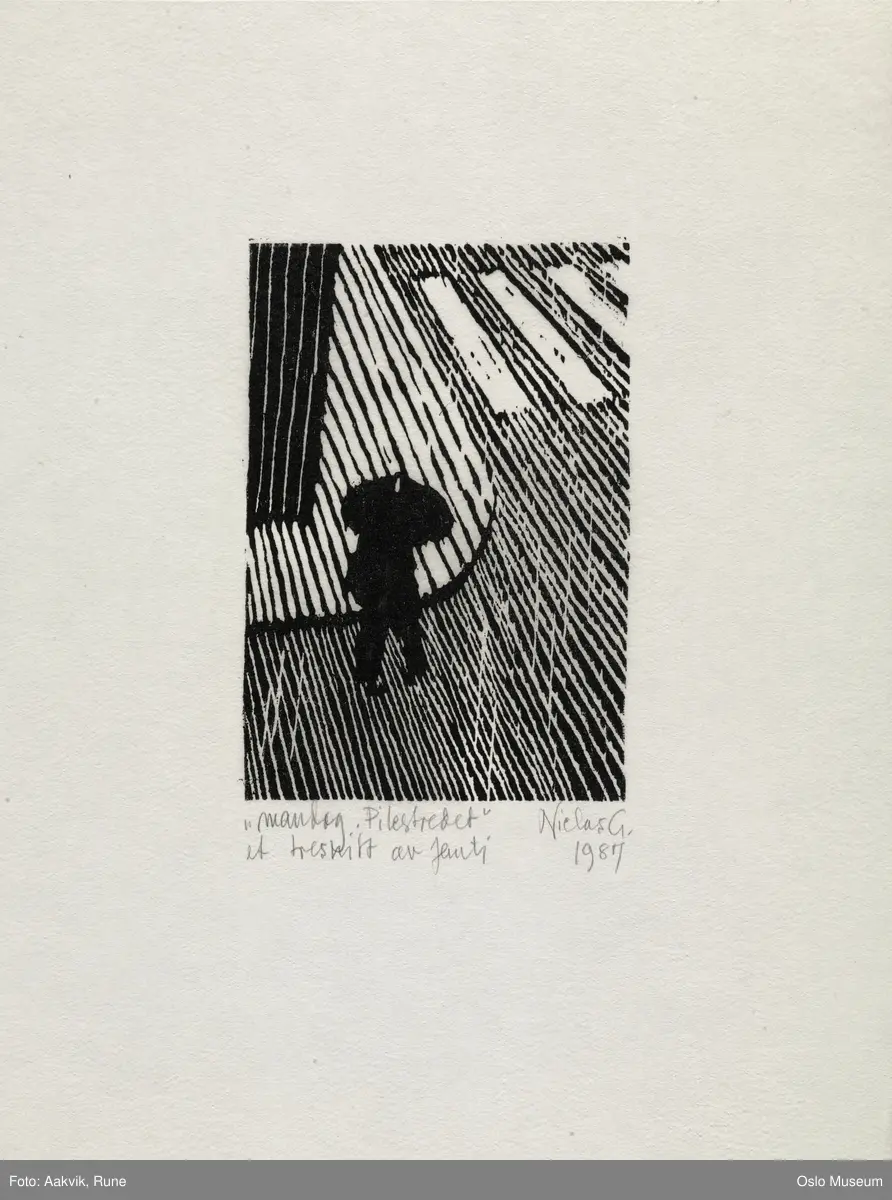 Mann i gate med paraply, gatehjørne, fotgjengerovergang,