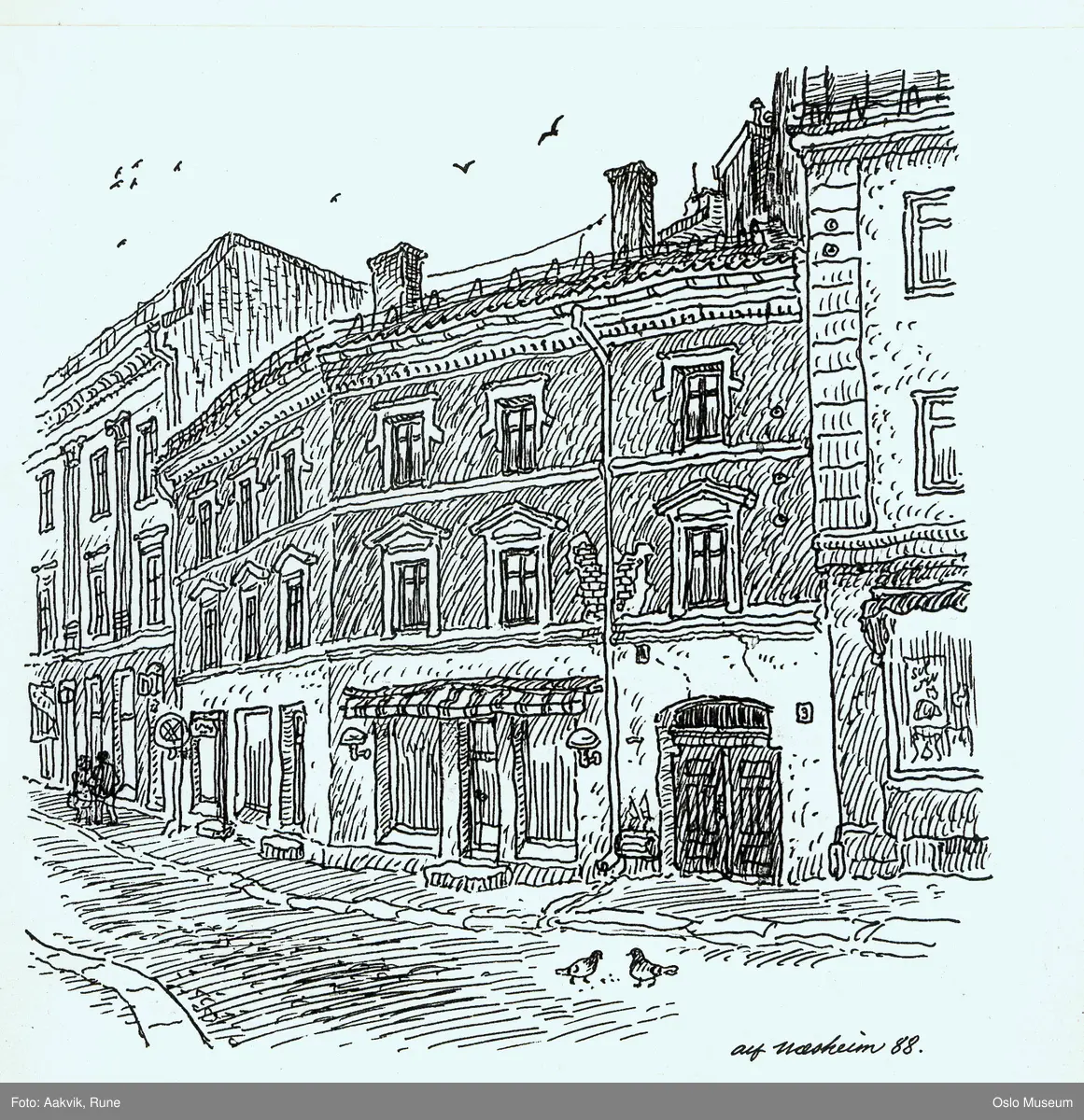 Gatemiljø, bygninger, bygårder, gateløp, fortau, fugler, mennekser, bakerskilt