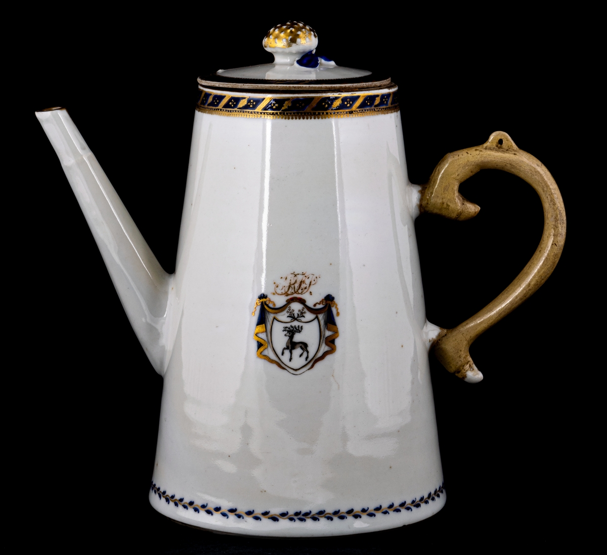 Kanna med lock tillhörande servis i porslin, Ostindien, 19 delar. Gråblå glasyr, bård av små förgyllda eklöv på mörkblå botten. Gestriklands vapen och monogram: R. F. P = Robert Fredrik Petre.