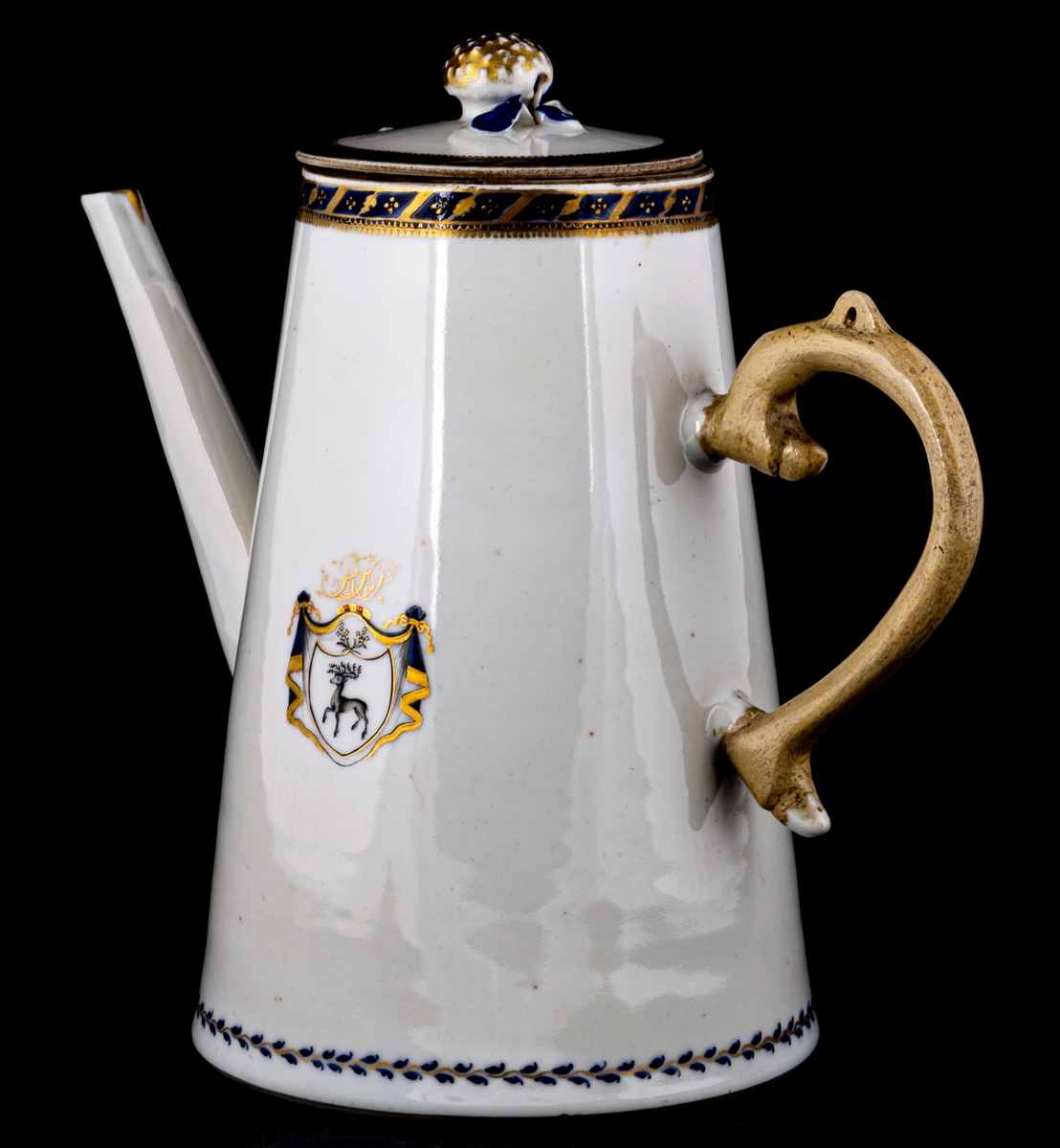 Kanna med lock tillhörande servis i porslin, Ostindien, 19 delar. Gråblå glasyr, bård av små förgyllda eklöv på mörkblå botten. Gestriklands vapen och monogram: R. F. P = Robert Fredrik Petre.