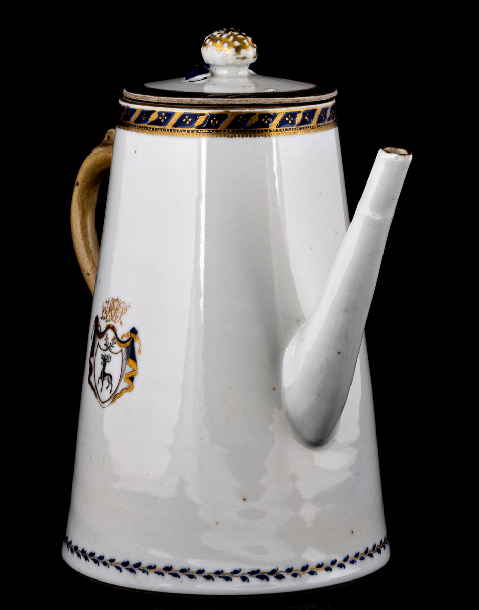 Kanna med lock tillhörande servis i porslin, Ostindien, 19 delar. Gråblå glasyr, bård av små förgyllda eklöv på mörkblå botten. Gestriklands vapen och monogram: R. F. P = Robert Fredrik Petre.