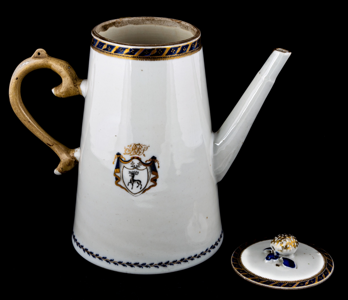 Kanna med lock tillhörande servis i porslin, Ostindien, 19 delar. Gråblå glasyr, bård av små förgyllda eklöv på mörkblå botten. Gestriklands vapen och monogram: R. F. P = Robert Fredrik Petre.