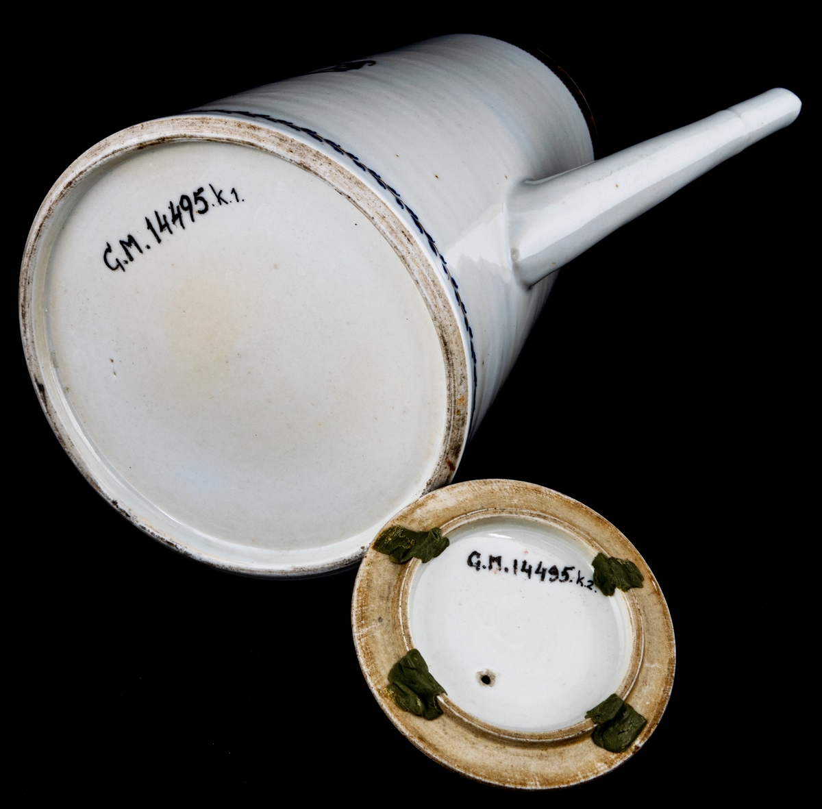 Kanna med lock tillhörande servis i porslin, Ostindien, 19 delar. Gråblå glasyr, bård av små förgyllda eklöv på mörkblå botten. Gestriklands vapen och monogram: R. F. P = Robert Fredrik Petre.