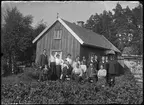 Familj framför bostadshus