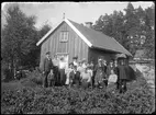 Familj framför bostadshus