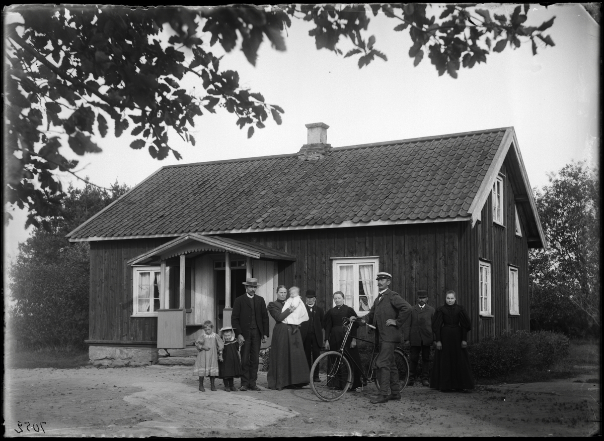 Familj framför bostadshus