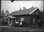 Familj framför bostadshus