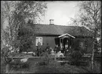 Familj framför bostadshus