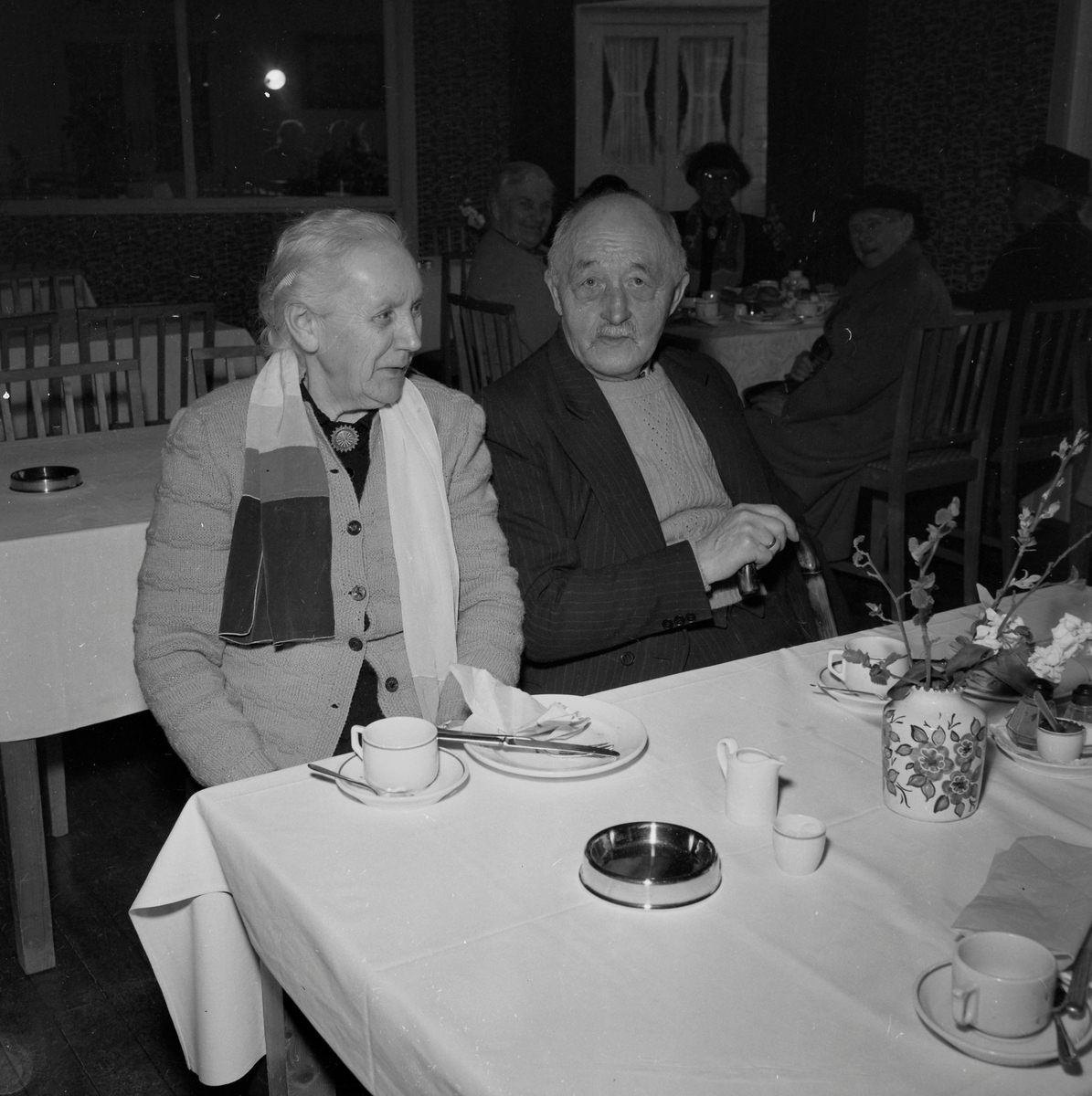 KNA tar med eldre fra Hospitalsstiftelsen ut på tur til Fossestuen og Leirfossen