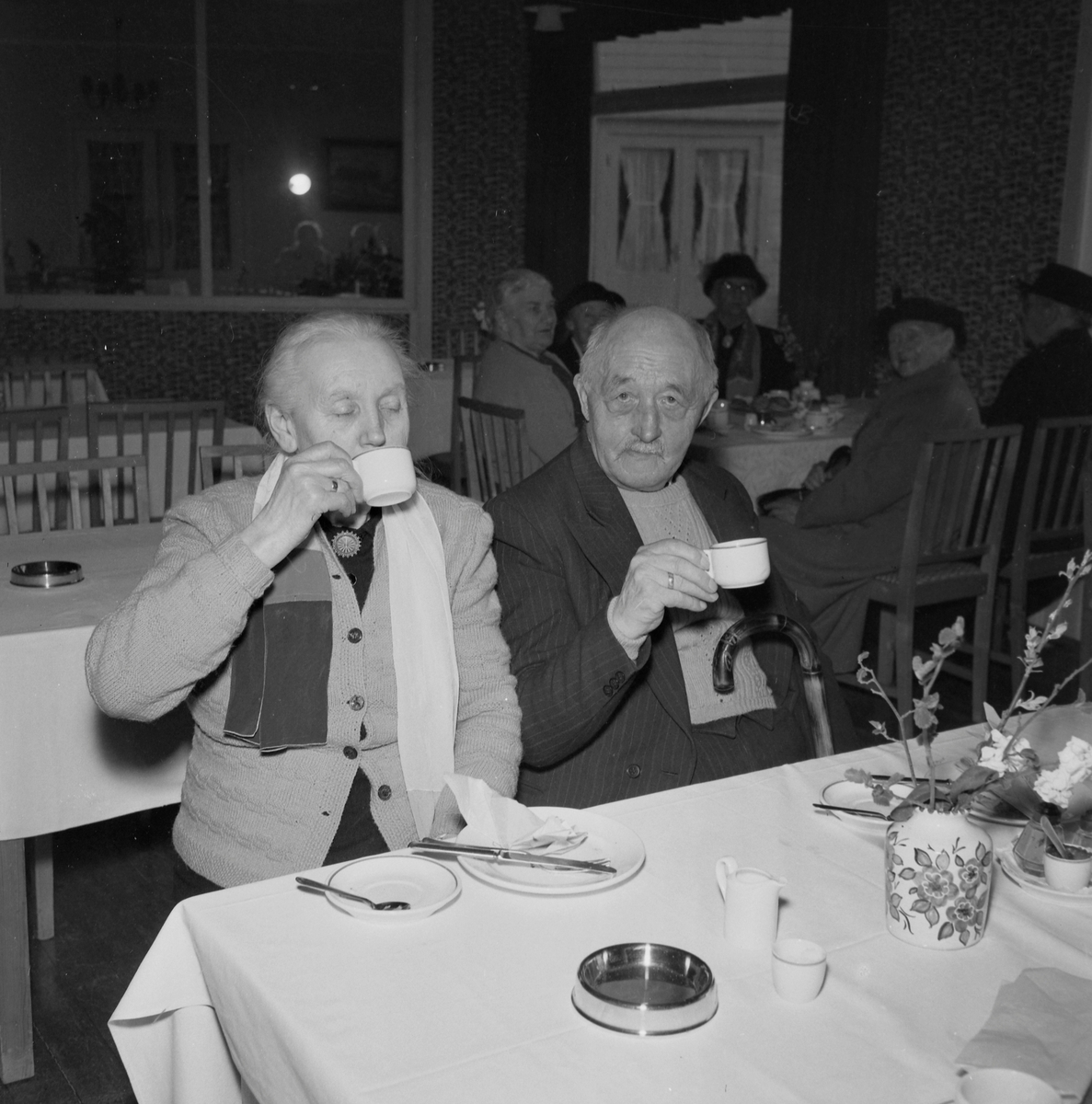 KNA tar med eldre fra Hospitalsstiftelsen ut på tur til Fossestuen og Leirfossen