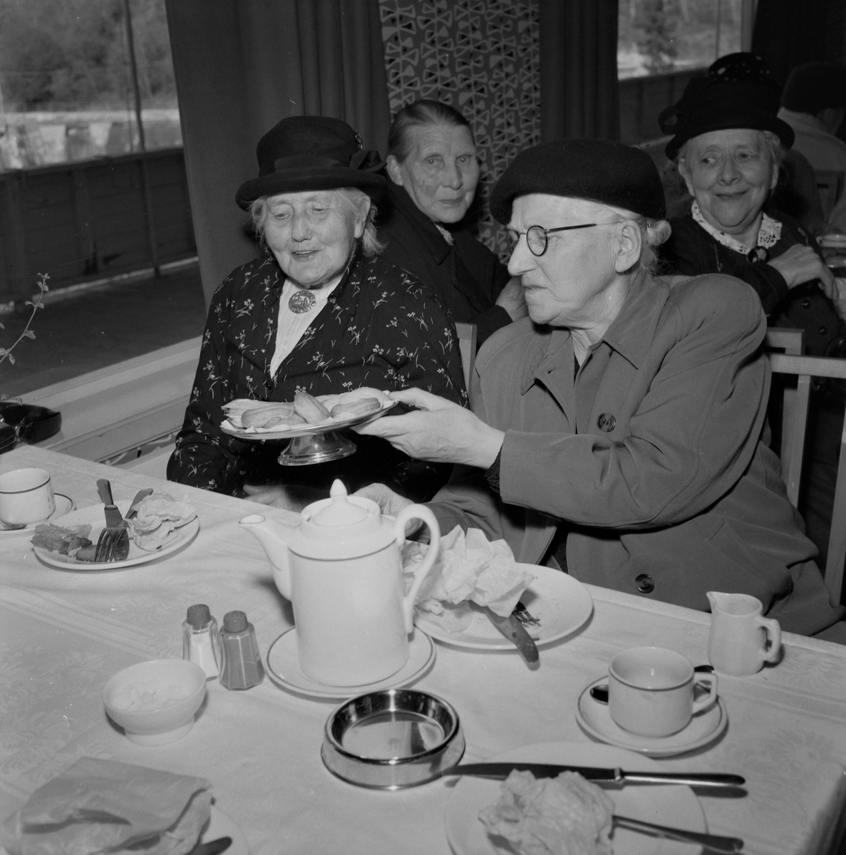 KNA tar med eldre fra Hospitalsstiftelsen ut på tur til Fossestuen og Leirfossen