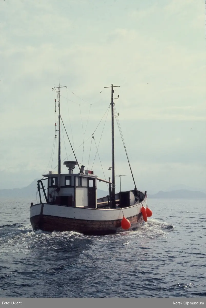 En fiskebåt på havet.