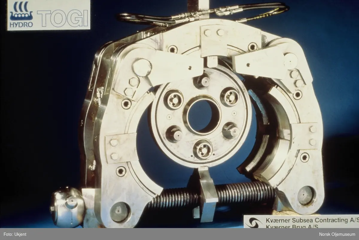En klo utviklet i TOGI-prosjektet. På bilde nr. 2 står det "Hydro TOGI" oppe til venstre og "Kværner Subsea Contracting A/S Kværner Brug A/S".