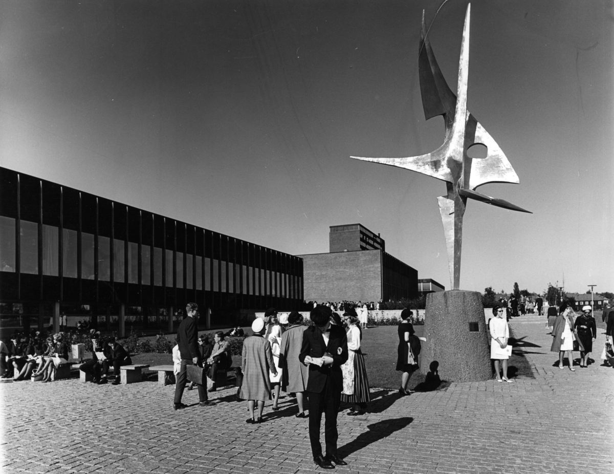 Foto av mennesker foran administrasjonsbygget på Blindern.