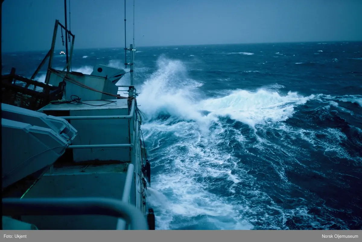 Baugen på et skip på vei ut i havet.